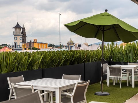 Restaurant/places to eat, Balcony/Terrace