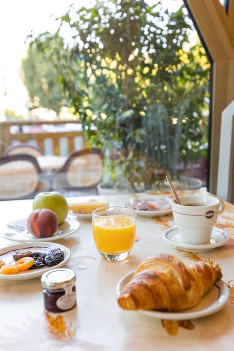 Food and drinks, Continental breakfast