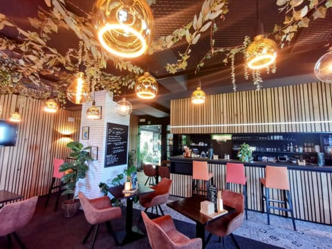 Lounge or bar, Seating area, Drinks