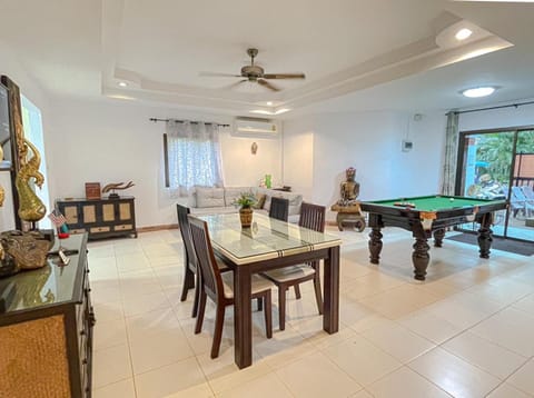 Communal lounge/ TV room, Billiard, Living room