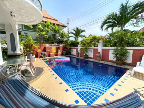 MADEE VILLA - PATTAYA HOLIDAY HOUSE WALKING STREET 6 bedrooms Chalet in Pattaya City