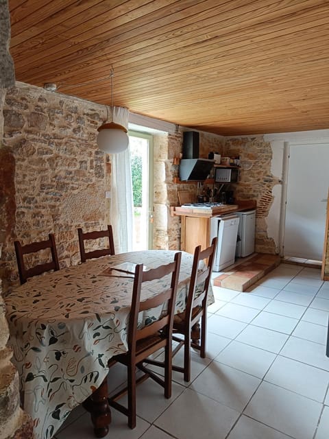 Les Pieds dans l'eau, Gîte la Source House in Souillac