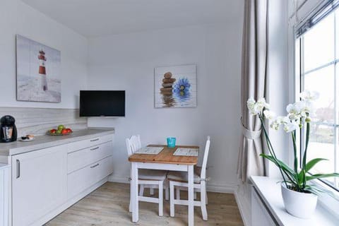 App-8-in-strandnaher-Lage-Baederstil-Villa-in-Wenningstedt-Sylt Apartment in Wenningstedt-Braderup