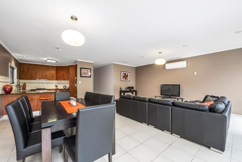 Kitchen or kitchenette, Seating area, Dining area