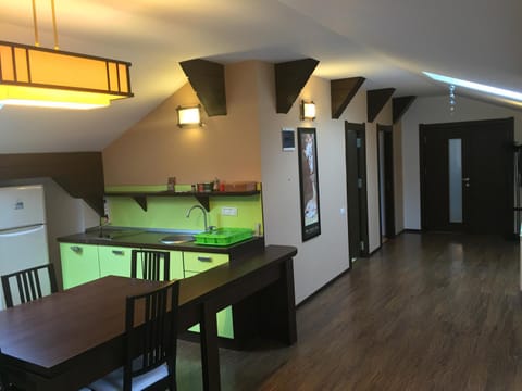 Coffee/tea facilities, Kitchen or kitchenette, Dining area