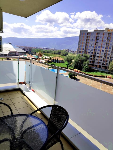 Balcony/Terrace, Mountain view, Pool view