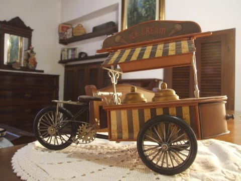 Photo of the whole room, Decorative detail