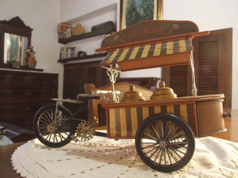 Photo of the whole room, Decorative detail