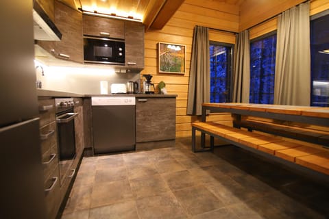 Kitchen or kitchenette, Dining area, dishwasher, minibar, pet friendly, stove