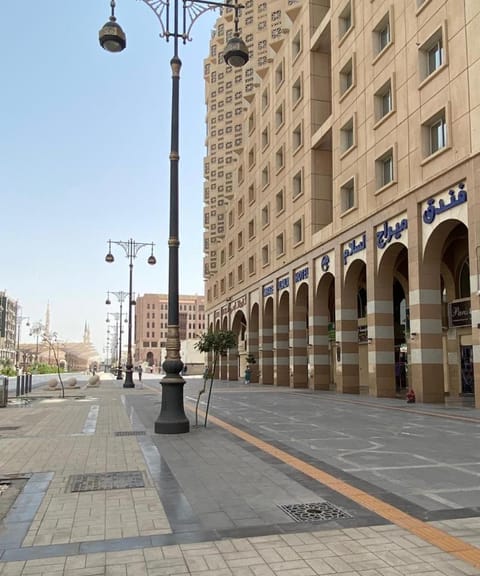 Property building, Nearby landmark, City view, Street view