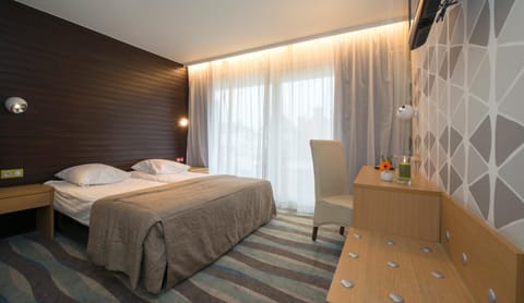 Bed, Day, TV and multimedia, Photo of the whole room, Bedroom