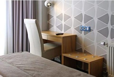 Bed, Photo of the whole room, Decorative detail, Seating area, Bedroom, hair dresser