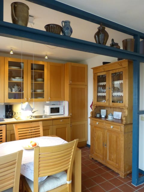 Kitchen or kitchenette, Photo of the whole room, Dining area