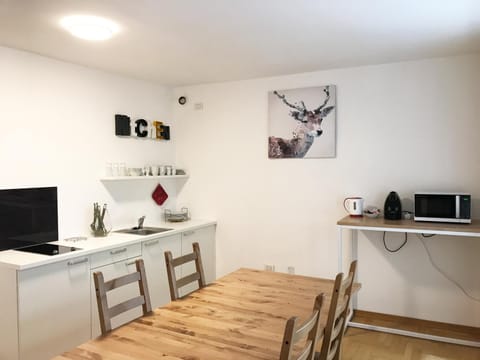 Coffee/tea facilities, Kitchen or kitchenette, Dining area