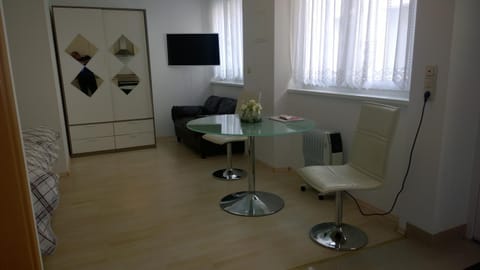 Other, Photo of the whole room, Decorative detail, Decorative detail, Entertainment