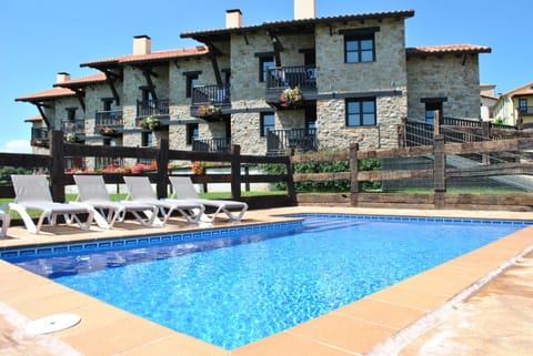 Property building, Day, Pool view, Swimming pool, sunbed