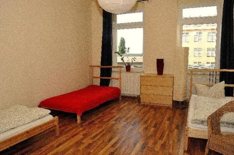 3-Raum-Fewo-Dresden-Zentrum-Balkon-Blick-auf-Altstadt-L10 Apartment in Dresden-Neustadt