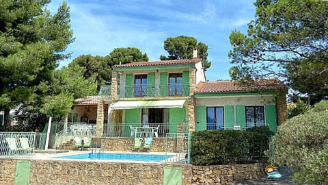 Shower, Property building, Patio, Garden, Balcony/Terrace, Garden view, Swimming pool, Family, sunbed