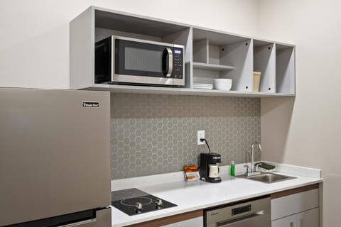 Kitchen or kitchenette, minibar