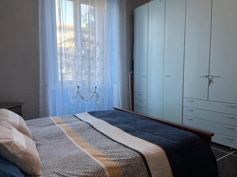 Photo of the whole room, Bedroom, wardrobe