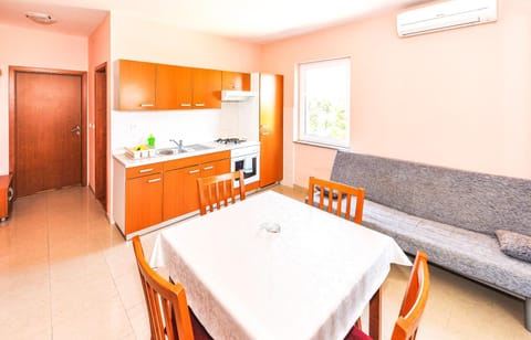 Kitchen or kitchenette, Seating area, Dining area