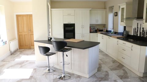 BBQ facilities, Kitchen or kitchenette, Communal kitchen, Family