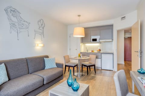 Kitchen or kitchenette, Living room, Seating area, Dining area