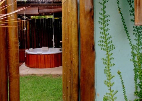 Garden, Bathroom, Decorative detail, Area and facilities