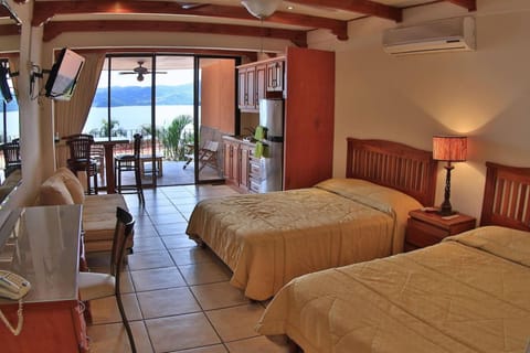 Hotel room-style ocean-view unit in Flamingo with pool Condominio in Playa Flamingo