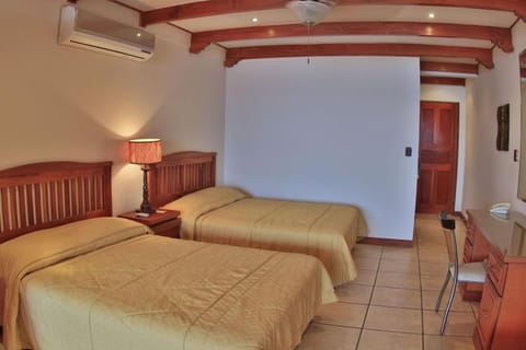 Hotel room-style ocean-view unit in Flamingo with pool Condominio in Playa Flamingo