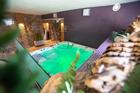 Hot Tub, Spa and wellness centre/facilities