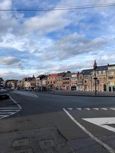 Restaurant/places to eat, Off site, Day, Neighbourhood, Winter, City view, Street view, Supermarket/grocery shop, Shopping Area