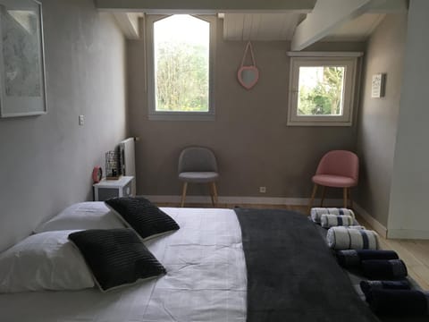 Bed, Photo of the whole room, Decorative detail