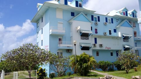 Appartement d'une chambre avec vue sur la mer piscine partagee et balcon amenage a Sainte Anne a 1 km de la plage Apartamento in Sainte-Anne
