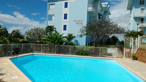 Appartement d'une chambre avec vue sur la mer piscine partagee et balcon amenage a Sainte Anne a 1 km de la plage Condo in Sainte-Anne