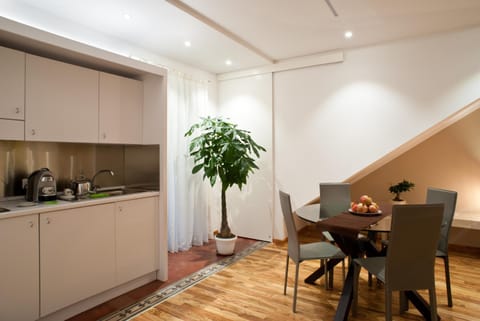 Kitchen or kitchenette, Dining area