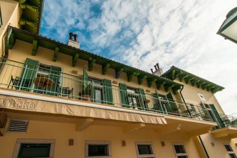 Facade/entrance, Balcony/Terrace