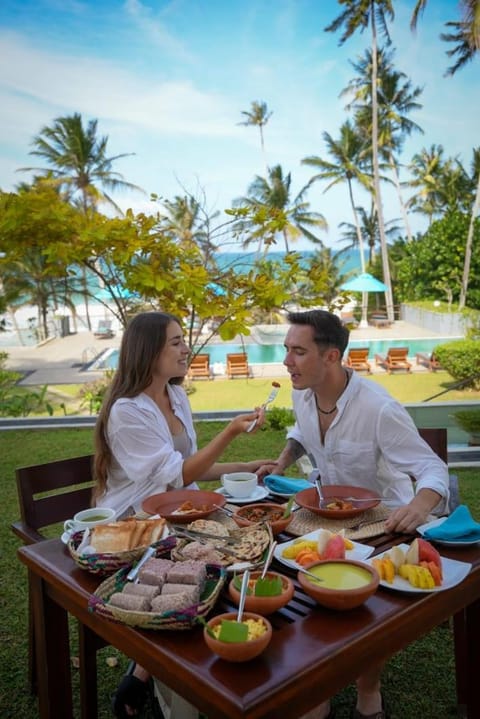 Swimming pool, Breakfast