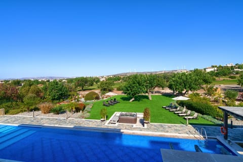 5 bedroom Villa Rio with large private pool and hot tub, Aphrodite Hills Resort Chalet in Kouklia
