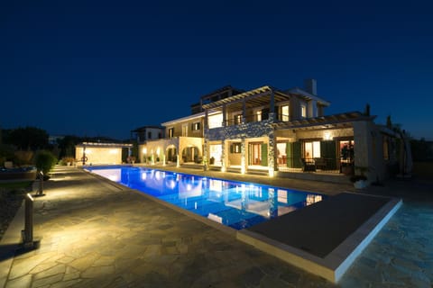 5 bedroom Villa Rio with large private pool and hot tub, Aphrodite Hills Resort Chalet in Kouklia