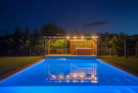 Hot Tub, Swimming pool