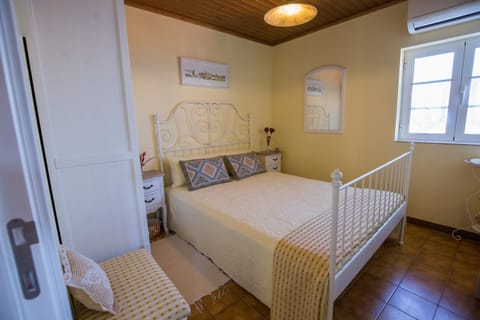 Bed, Photo of the whole room, Decorative detail, Bedroom