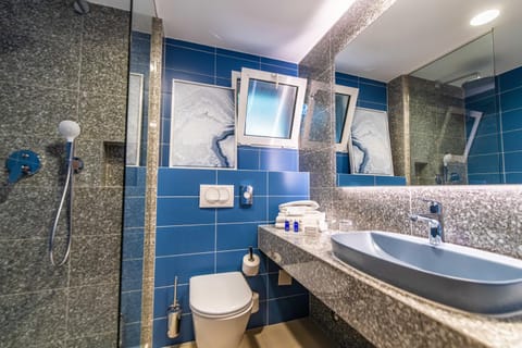 Shower, Toilet, Bathroom, towels