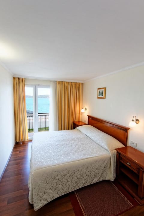 Bed, Sea view