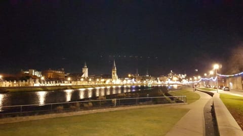 Nearby landmark, Restaurant/places to eat, Neighbourhood, Natural landscape, Fitness centre/facilities, Supermarket/grocery shop, Shopping Area, Swimming pool