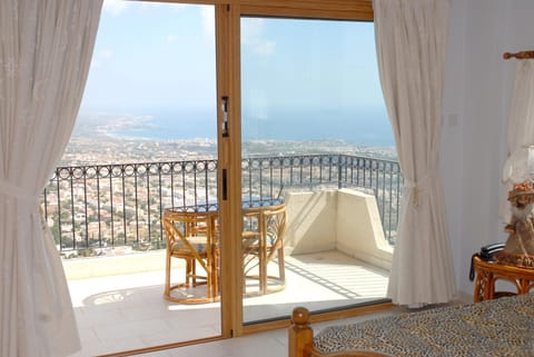 3 bedrooms villa with sea view private pool and enclosed garden at Peyia 3 km away from the beach Chalet in Peyia