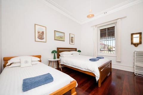 Captain's Heritage Cottage - central Fremantle 2 bedroom historic cottage Condo in Perth