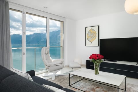 Communal lounge/ TV room, Natural landscape, TV and multimedia, Living room, Seating area, Lake view, Mountain view