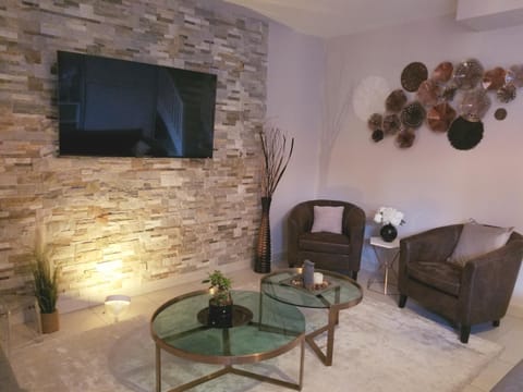 TV and multimedia, Living room, Decorative detail, Seating area