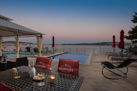 Gem of the sea luxury beach apartment with brand new heating infinity pool Eigentumswohnung in Split-Dalmatia County